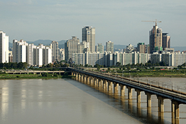 Záber na centrum juhokórejského Soulu z opačného brehu rieky Han